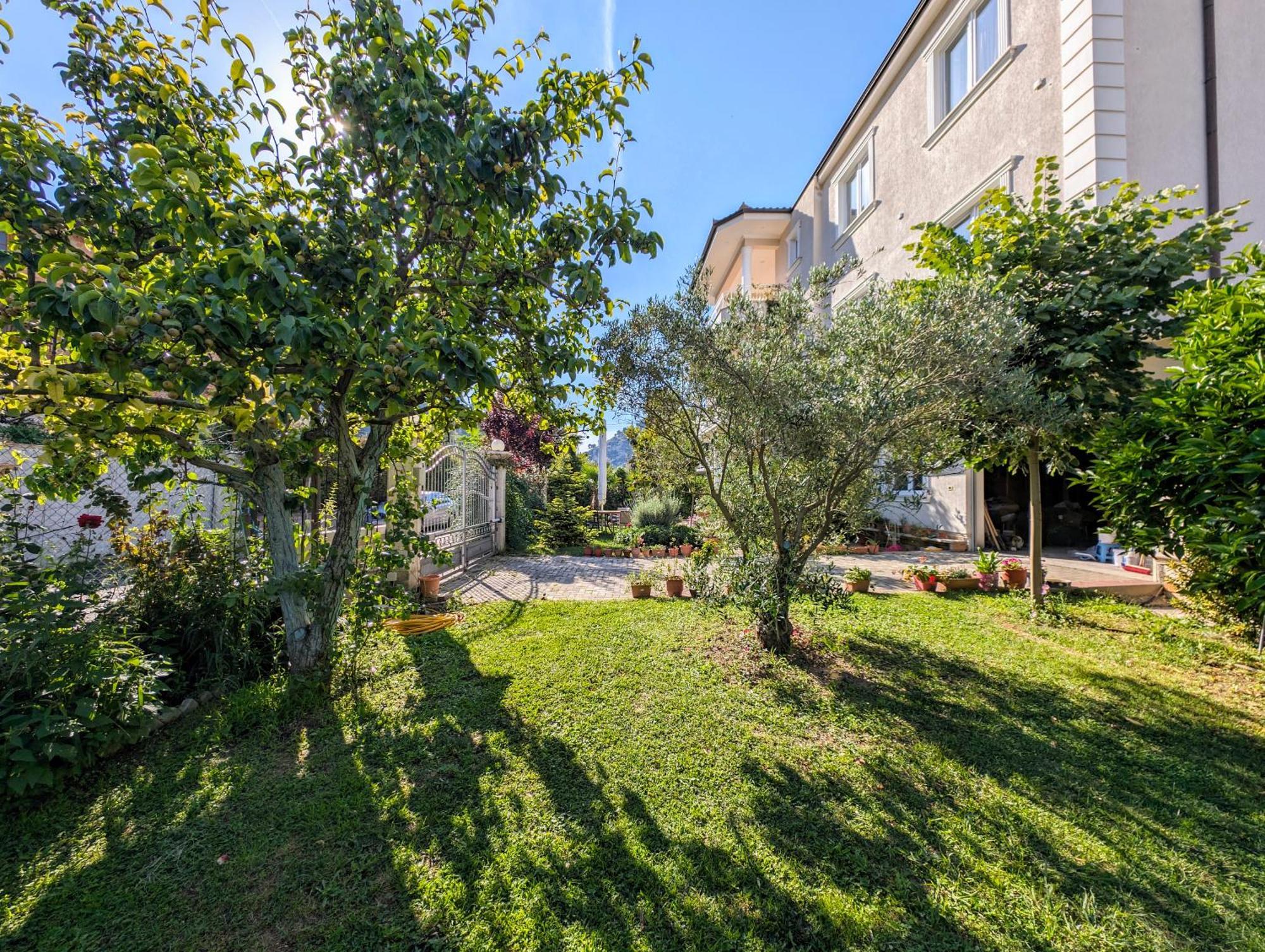 Villa With Garden And Veranda Берат Экстерьер фото